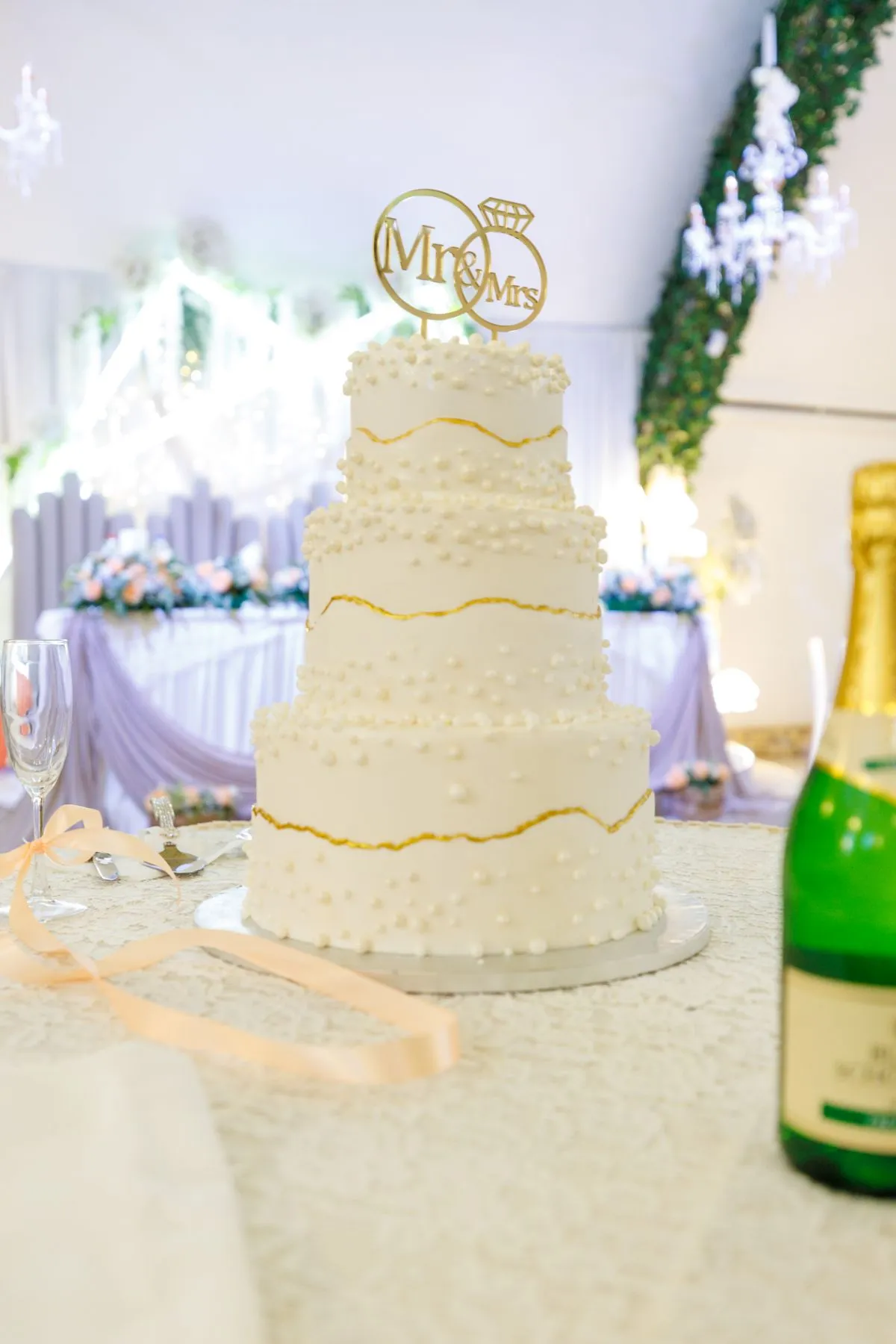 Γαμήλια τούρτα «Mr & Mrs» στη δεξίωση